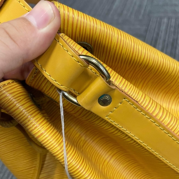 SOLD. Authentic Louis Vuitton Epi Leather Noe Bucket Bag Vintage-Authentic - Picture 14 of 17